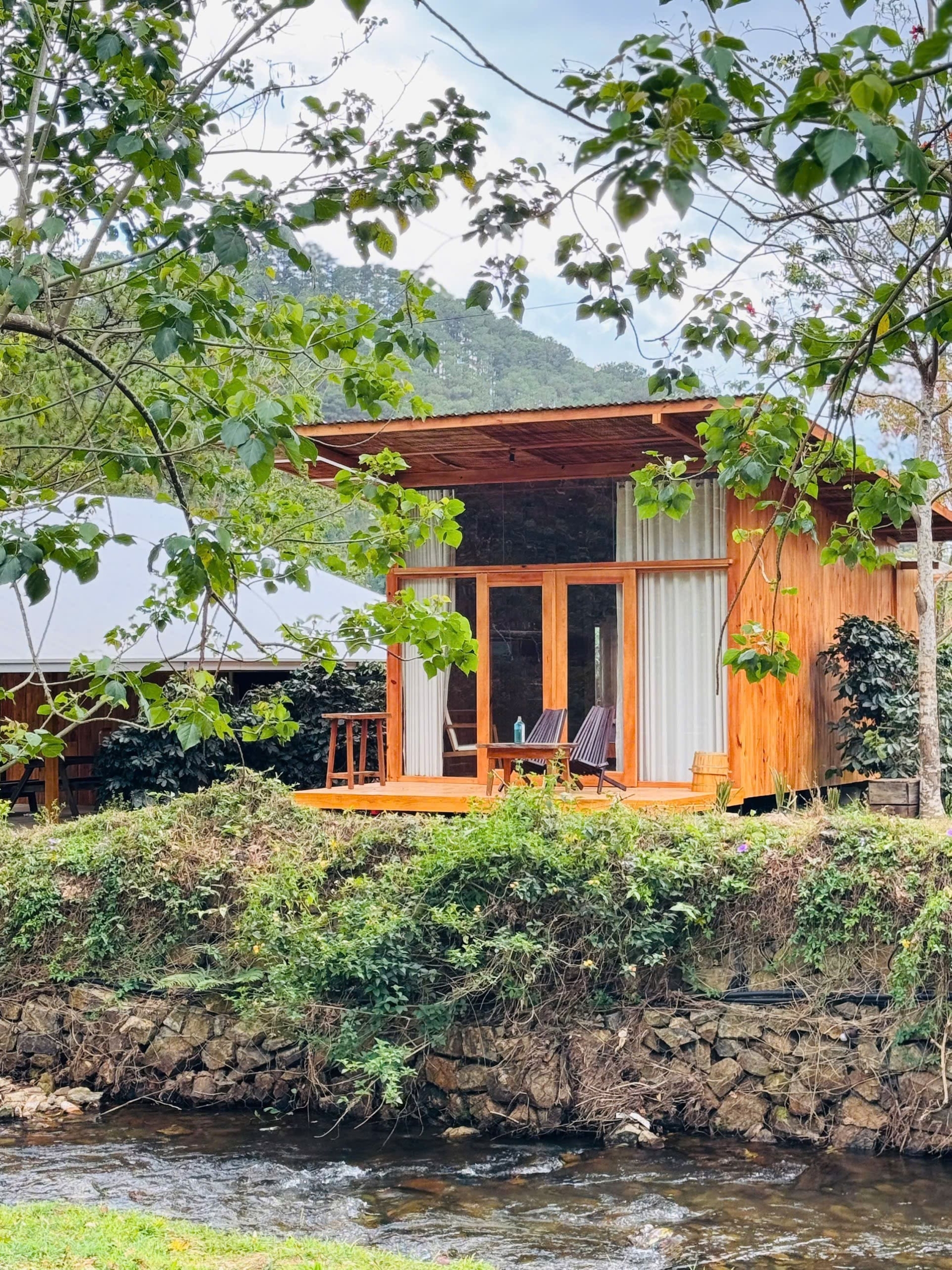 Cabin gỗ bên suối